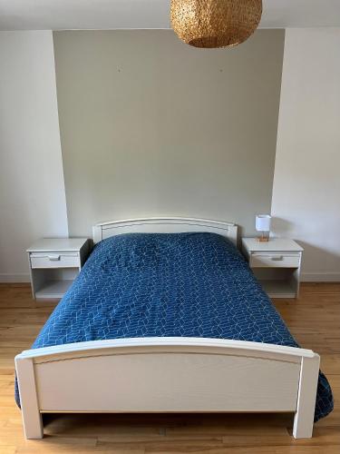 une chambre avec un lit et deux tables de nuit dans l'établissement Guenviller Green Gem, à Betting-lès-Saint-Avold