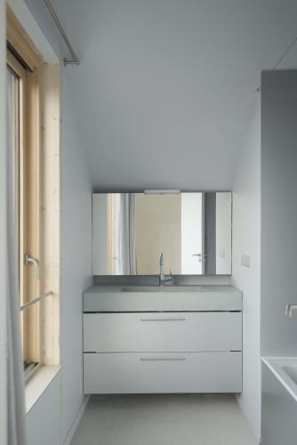 une salle de bain avec un lavabo et un miroir dans l'établissement Maison d'architecte à 7min de Paris, à Issy-les-Moulineaux