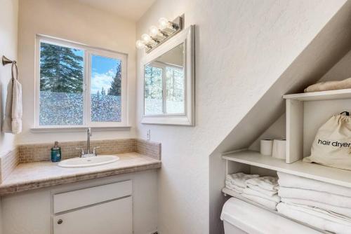 un bagno con lavandino e finestra di Panorama Chalet - Hot tub - Pool Table - Snow a Nebelhorn