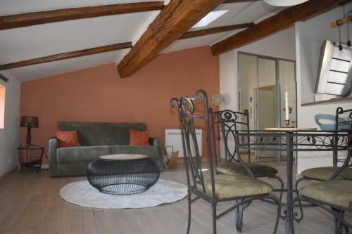 Photo de la galerie de l'établissement L'Ecrin piscenois - Monument historique - 2 pieces - 65 M2, à Pézenas