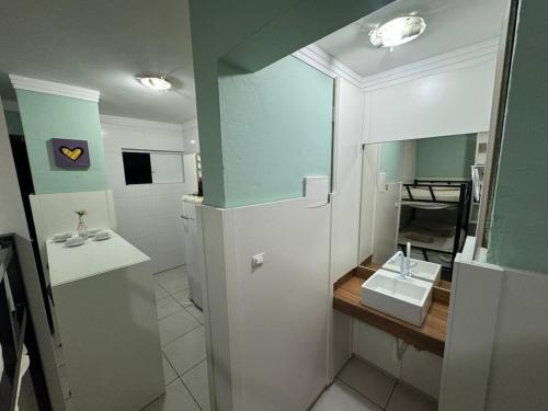 um pequeno banheiro com uma pia e um espelho em Pousada das estrelas em Florianópolis