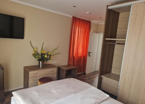 Postel nebo postele na pokoji v ubytování Hotel Post Nürtingen