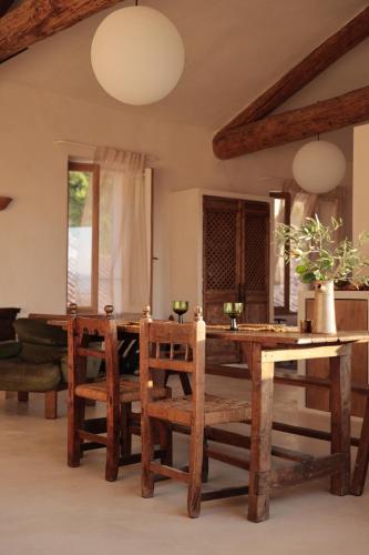 a dining room with a wooden table and chairs at Casa Pauseto in Bonnieux