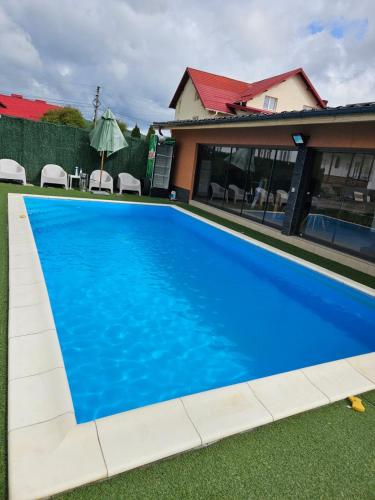 Kolam renang di atau dekat dengan Conac Tigveni Pool & Spa Retreat