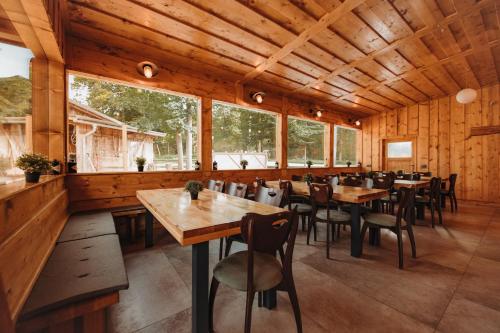 Um restaurante ou outro lugar para comer em Ranč Mackadam Ranch Mackadam