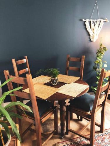 une table à manger avec deux chaises et une plante dans l'établissement Superbe appartement T3 dans l'hyper centre, à Blois