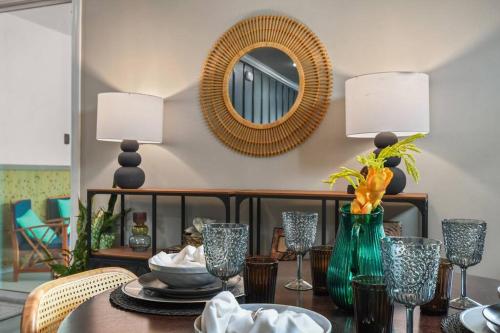 Χώρος καθιστικού στο 5 Bdr 4,5 Bth Villa - Pool Table - Fenced Yard