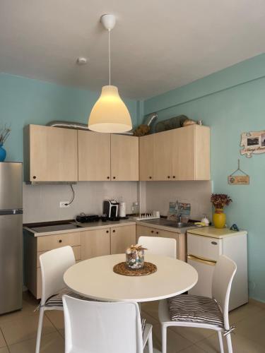Kuchyň nebo kuchyňský kout v ubytování Saranda Aquamarine Sea View Condo