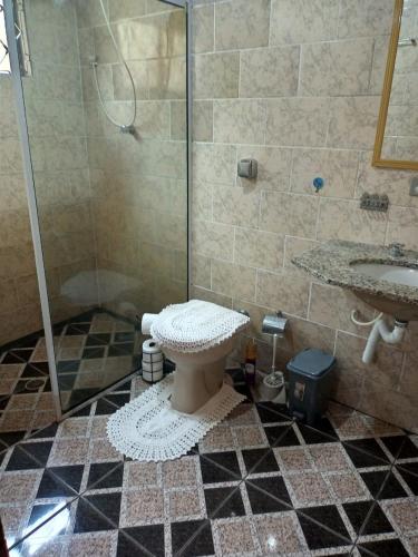 a bathroom with a shower and a toilet and a sink at CASA CHARMING Espaço Pedrina in Mairiporã