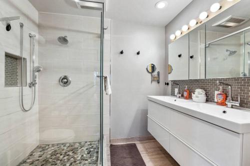 Et badeværelse på Mountain Pine Memories - Dogs - Hot tub - E-bikes