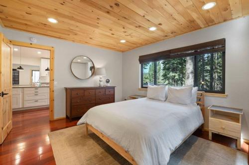 En eller flere senge i et værelse på Mountain Pine Memories - Dogs - Hot tub - E-bikes