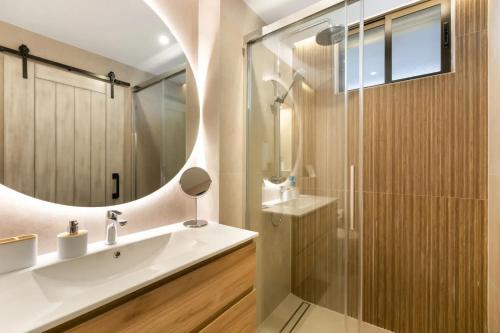 a bathroom with a sink and a shower with a mirror at Luxury Loft Mar y Sol 2 in Tacoronte