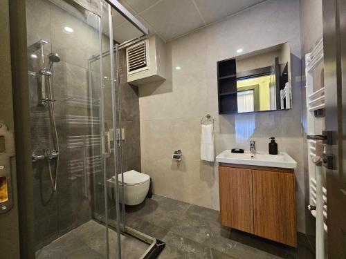 un bagno con doccia, WC e lavandino di New Flat with Big Living Spaces 2-5 Near By Lara Beach a Antalya (Adalia)