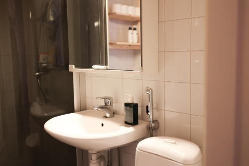 Phòng tắm tại Cozy City Condo by BookLapland