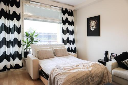 Giường trong phòng chung tại Cozy City Condo by BookLapland