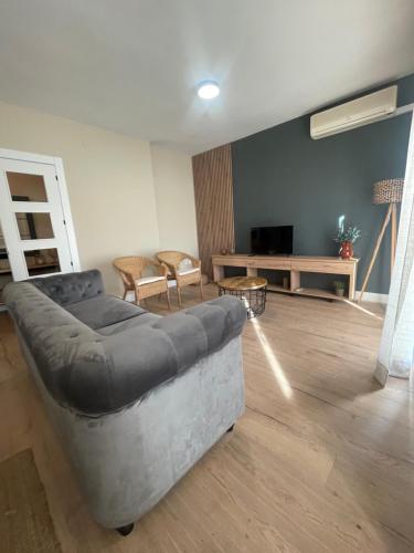 a living room with a couch and a table at Apartamento Cambil in Baeza