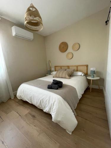 a bedroom with a large white bed in a room at Apartamento Cambil in Baeza