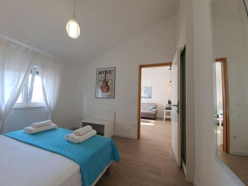 une chambre avec un lit avec deux serviettes dessus dans l'établissement New, cozy, modern apartment near Split and Trogir, à Kaštela