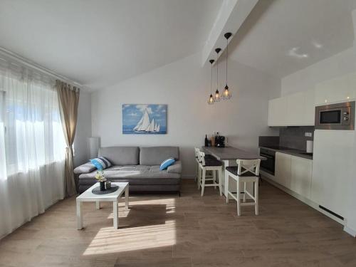 un salon avec un canapé et une table dans l'établissement New, cozy, modern apartment near Split and Trogir, à Kaštela