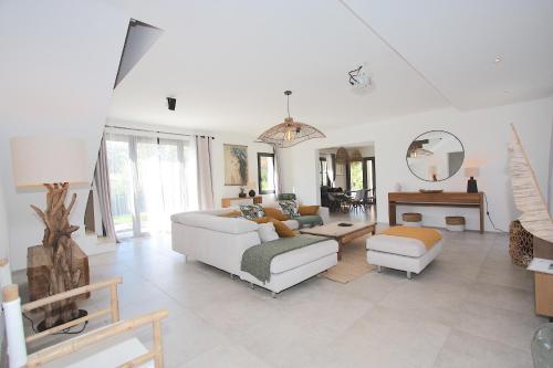 un salon avec un canapé et une table dans l'établissement Mas de Cartelan, à Paradou