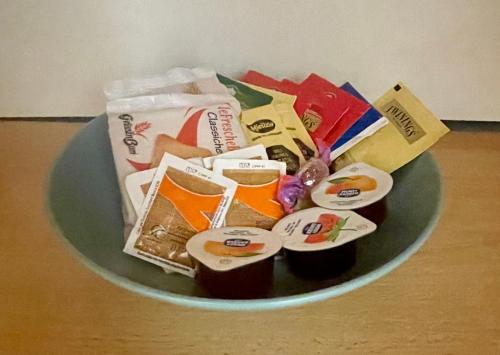 Un recipiente verde lleno de diferentes tipos de comida. en THE FIRST MOLO acquario, porto antico, porto, centro storico, en Génova