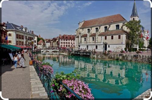 a river in a city with a group of buildings at Appartement T2 Frangy in Frangy