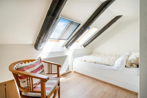 Postel nebo postele na pokoji v ubytování Gulfhof Butendiek - Früchtekammer