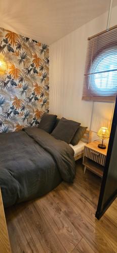 une chambre avec un grand lit et une fenêtre dans l'établissement Appartement bord de mer, piscine, à Villeneuve-Loubet