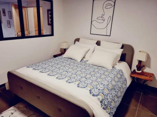 une chambre avec un lit avec une couette bleue et blanche dans l'établissement Logement avec billard, home cinéma et terrasse privatisés, à Neuvecelle