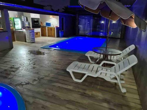 Πισίνα στο ή κοντά στο Casa da Piscina em Camboriú