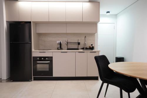 Η κουζίνα ή μικρή κουζίνα στο מילה דירות אירוח - Carmel