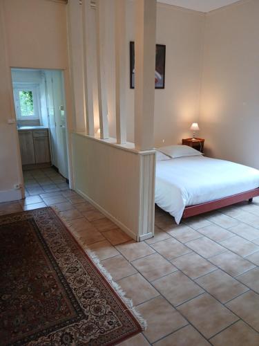 Postel nebo postele na pokoji v ubytování Château de Maucouvent -'Le Cottage'