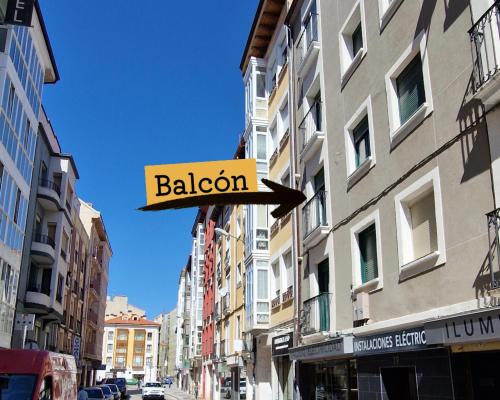 El barrio en el que está el departamento o un barrio cercano