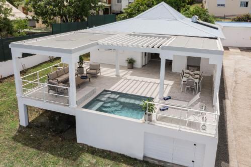 Bazén v ubytování Villa Bouillante 3 chambres avec vue mer et piscine nebo v jeho okolí