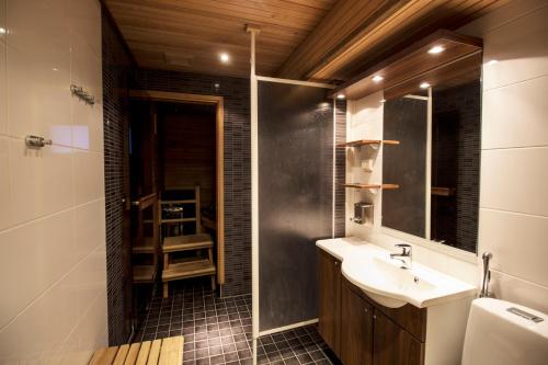 Kylpyhuone majoituspaikassa Polar Star Apartments