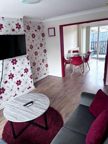 a living room with a couch and a table at Luxury Home in Luton - Near L&D Hospital - FREE Netflix & Wifi- FREE Parking in Lewsey