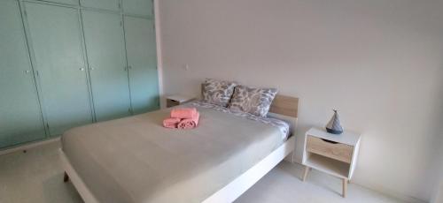 a bedroom with a bed with pink towels on it at Buarcos&Sea Accommodation - Tonay Sol in Figueira da Foz