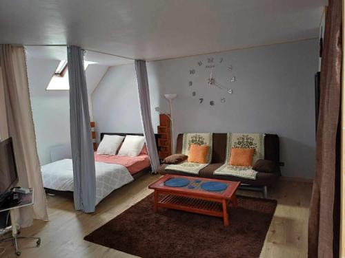 une chambre avec un lit, un canapé et une table dans l'établissement Appartement indépendant Proche Paris, Roissy CDG, Astérix, Disneyland, à Mitry-Mory