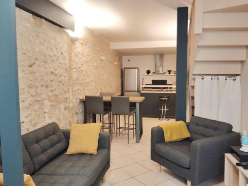 un salon avec deux canapés et une cuisine dans l'établissement Maison Avignon Intramuros Clim Wifi 2 chambres Idéal Festival, à Avignon