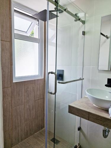 a bathroom with a shower and a sink at Bello y Luminoso Apto con Balcón cerca Miraflores Apto 7 in Guatemala