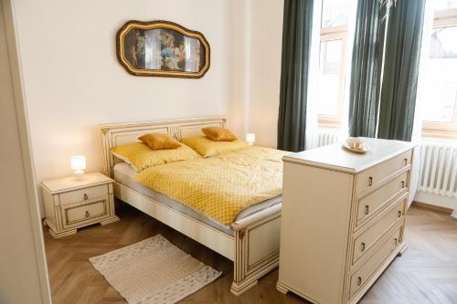 Postel nebo postele na pokoji v ubytování Franz Josef apartmány, apartmán Zita