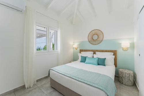 Postel nebo postele na pokoji v ubytování Villa Bouillante 3 chambres avec vue mer et piscine