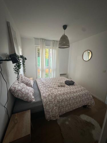 une chambre avec un lit et une fenêtre dans l'établissement La Fleur de Montmagny, à Montmagny