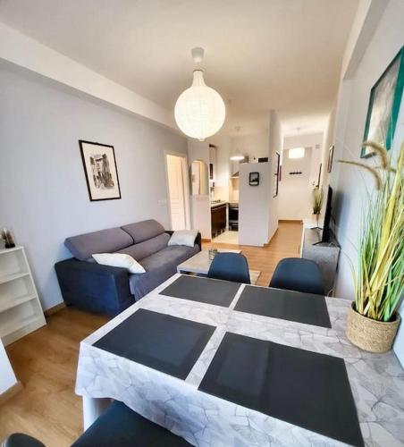 un salon avec un canapé et une table dans l'établissement Résidence Les Oliviers de Juin, à Vence