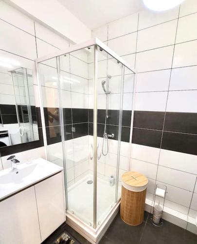 une salle de bain avec douche et lavabo dans l'établissement Résidence Les Oliviers de Juin, à Vence