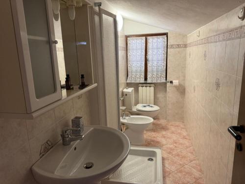 un bagno con lavandino e WC di Lucky House a Borghetto di Vara