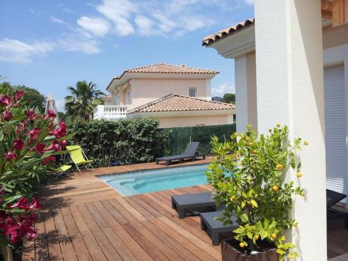 une cour arrière avec une piscine et une maison dans l'établissement Villa avec piscine SAINT-RAPHAEL, à Valescure