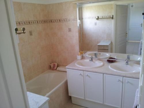 une salle de bain avec deux lavabos et une baignoire dans l'établissement Villa avec piscine SAINT-RAPHAEL, à Valescure