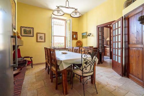 une salle à manger avec une table et des chaises dans l'établissement Demeure vigneronne de charme Pays CATHARE Carcassonne Jacuzzi, à Blomac