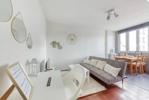 a living room with a couch and a table at L'idéal à 2 pas de Paris et du métro dhhimmo in Vanves